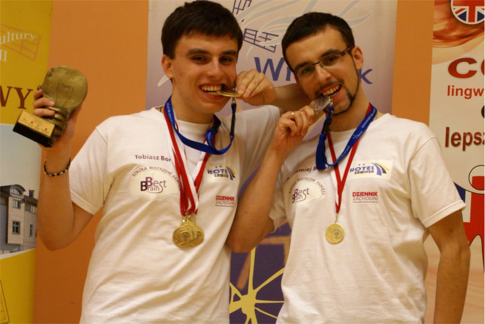 Bracia Boral z medalami i pucharem na zawodach pamięci